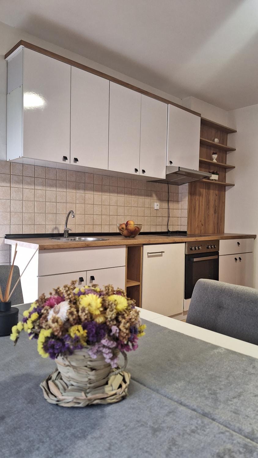 Kitchen or kitchenette, Living room, Seating area, Dining area