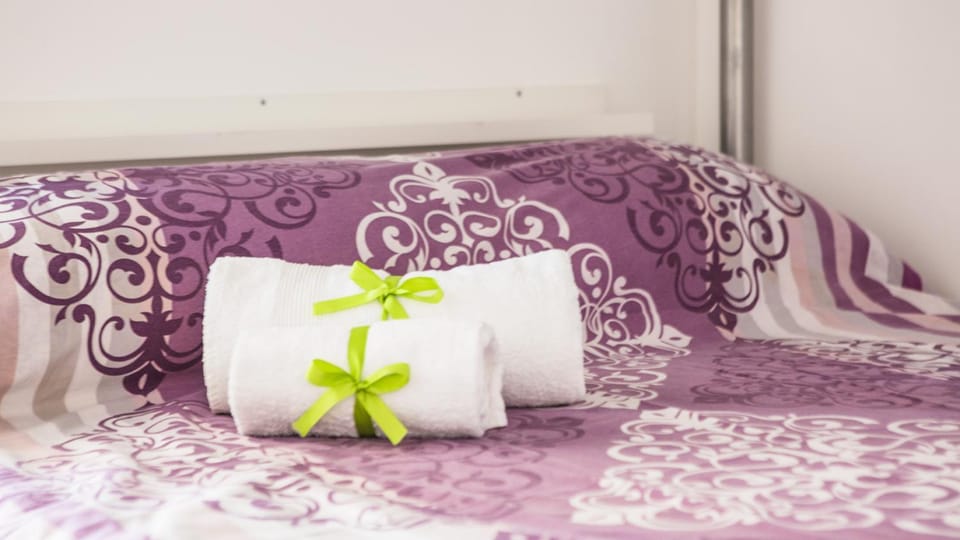Bed, towels
