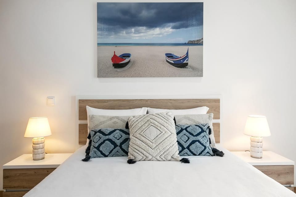 Bed, Photo of the whole room, Decorative detail, Bedroom