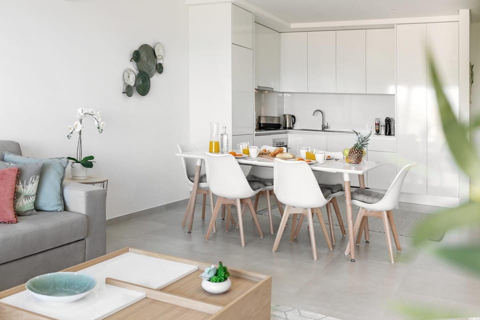Kitchen or kitchenette, Living room, Food and drinks, Decorative detail, Seating area, Dining area, Food, minibar, pet friendly, stove