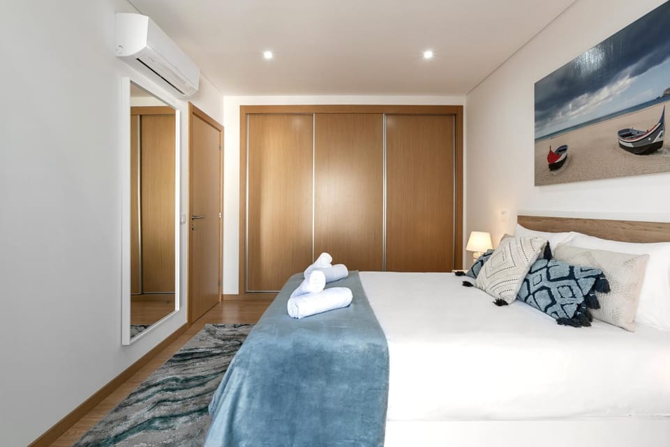 Bed, Living room, Photo of the whole room, Decorative detail, Bedroom, wardrobe