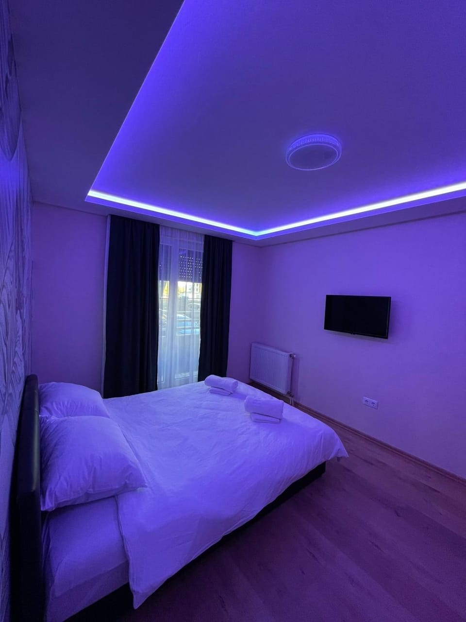 Bed, TV and multimedia, Bedroom