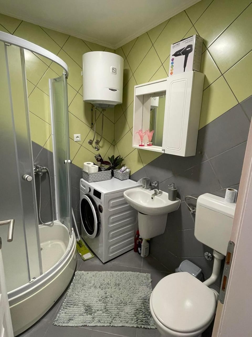 Shower, Toilet, Bathroom, towels, washing machine