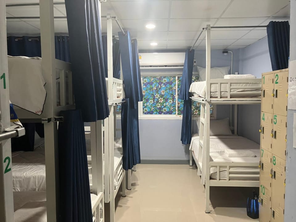 Bed, Photo of the whole room, bunk bed, air conditioner