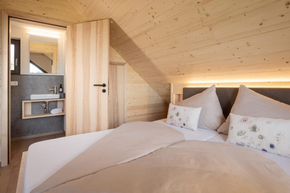 Toilet, Bed, Photo of the whole room, Bedroom