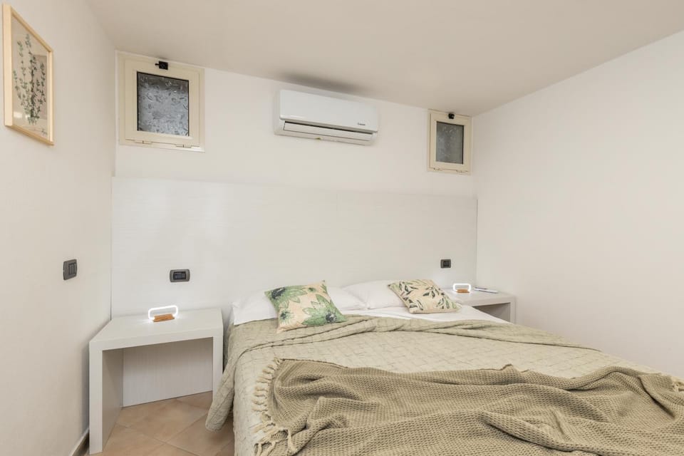 Bed, Photo of the whole room, Bedroom, air conditioner