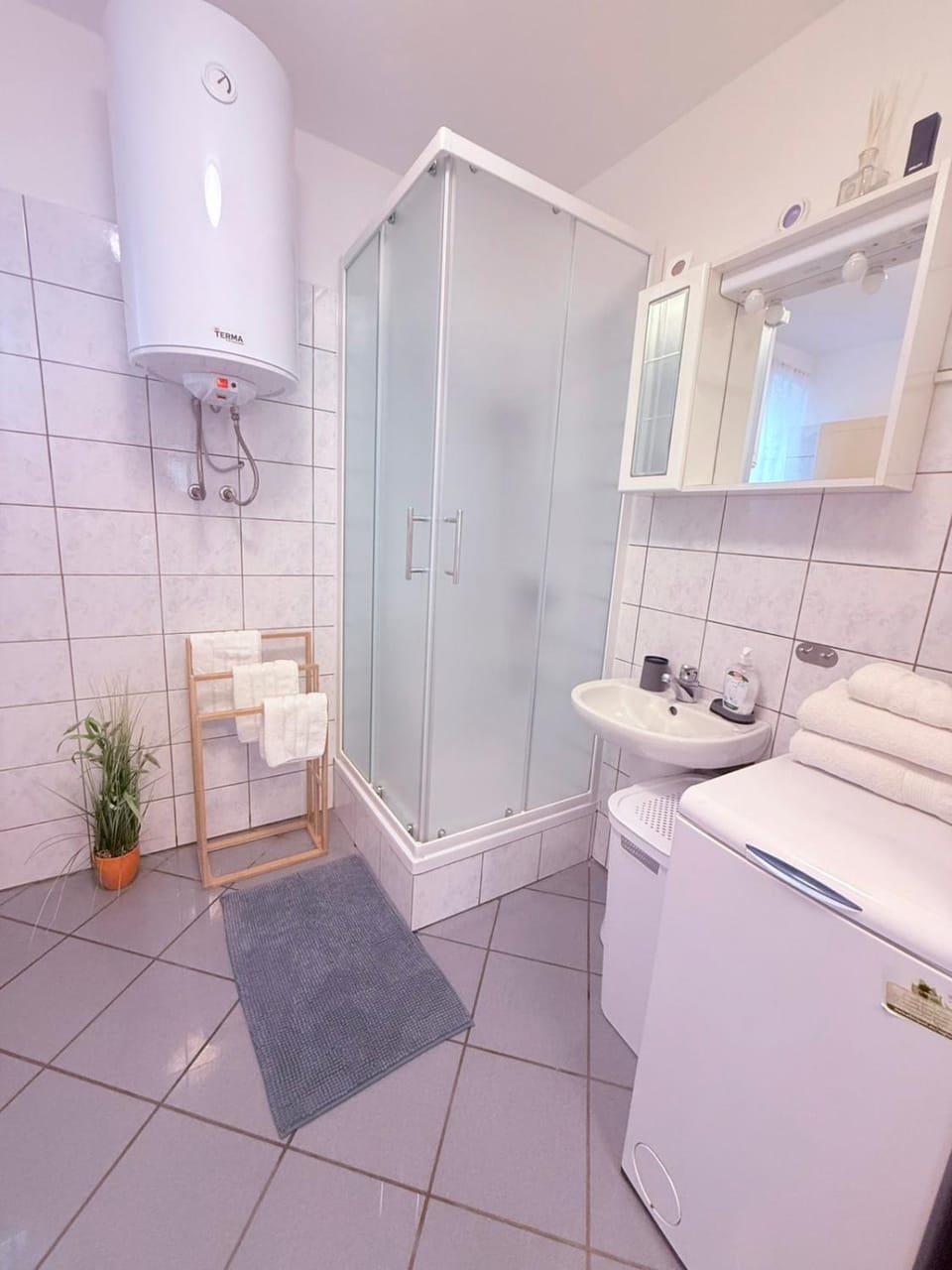 Shower, Toilet, Bathroom, towels, washing machine