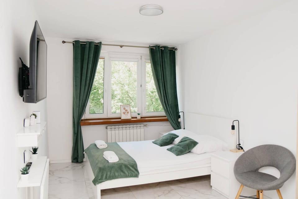 Bed, TV and multimedia, Bedroom