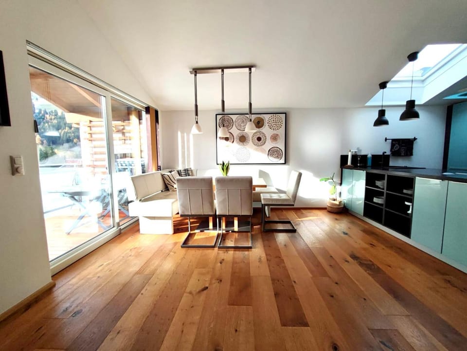 Seating area, Dining area