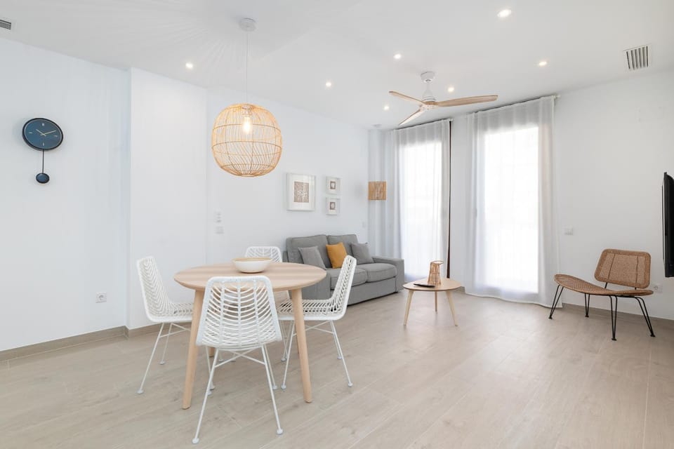 TV and multimedia, Living room, Seating area, Dining area