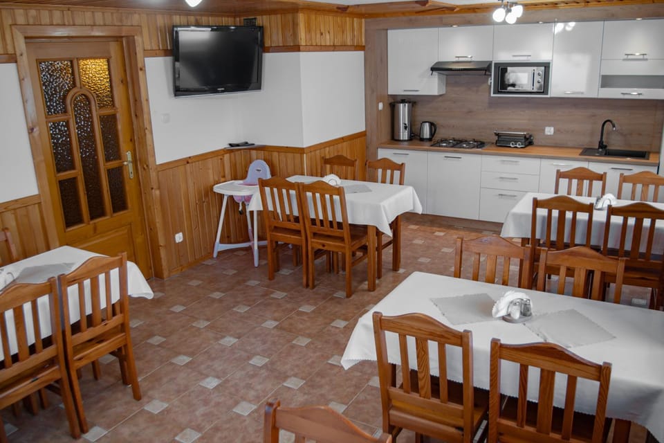 Communal lounge/ TV room, Kitchen or kitchenette