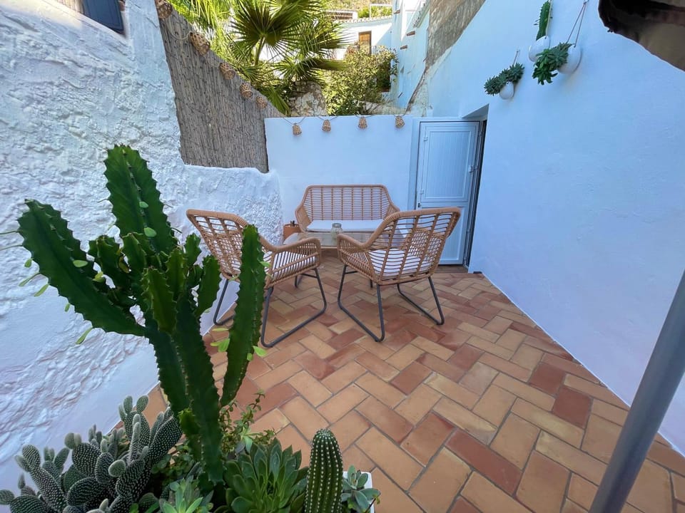 Patio, Day, Balcony/Terrace