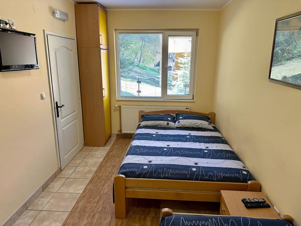 Bed, TV and multimedia, Photo of the whole room