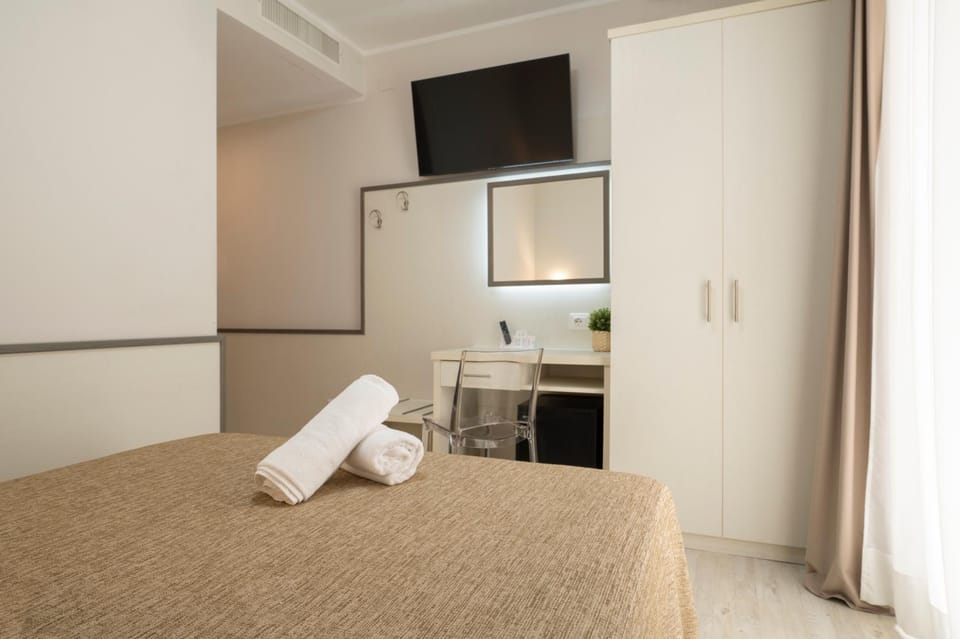 Bed, TV and multimedia, Photo of the whole room, Bedroom, hair dresser, towels, wardrobe
