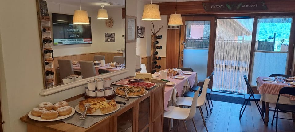 Food and drinks, Dining area, Food, Lunch, Dinner