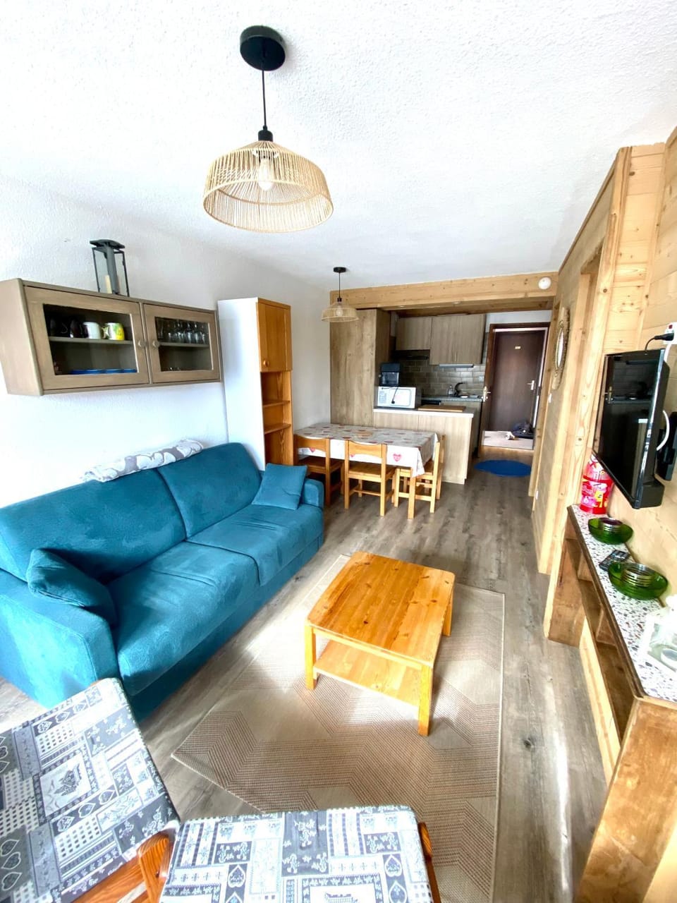 TV and multimedia, Kitchen or kitchenette, Living room, Seating area, Dining area