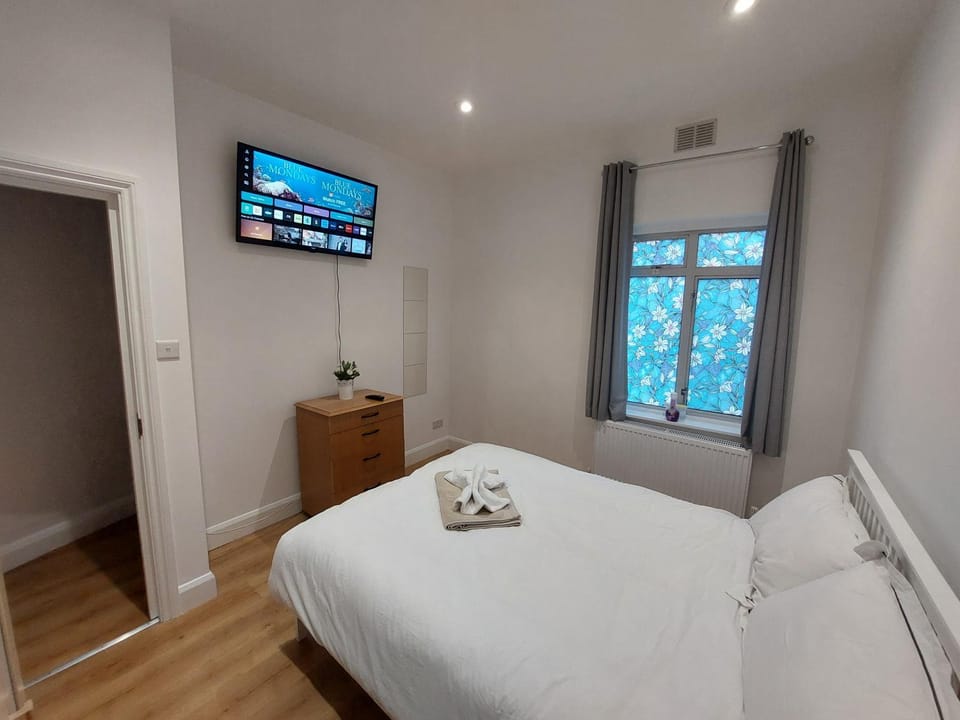 Cosy North Kensington Family apartment for 4 persons - Children stay free Netflix in all bedrooms Close to underground and overground stations - very convenient for Wembley Stadium Apartment in London