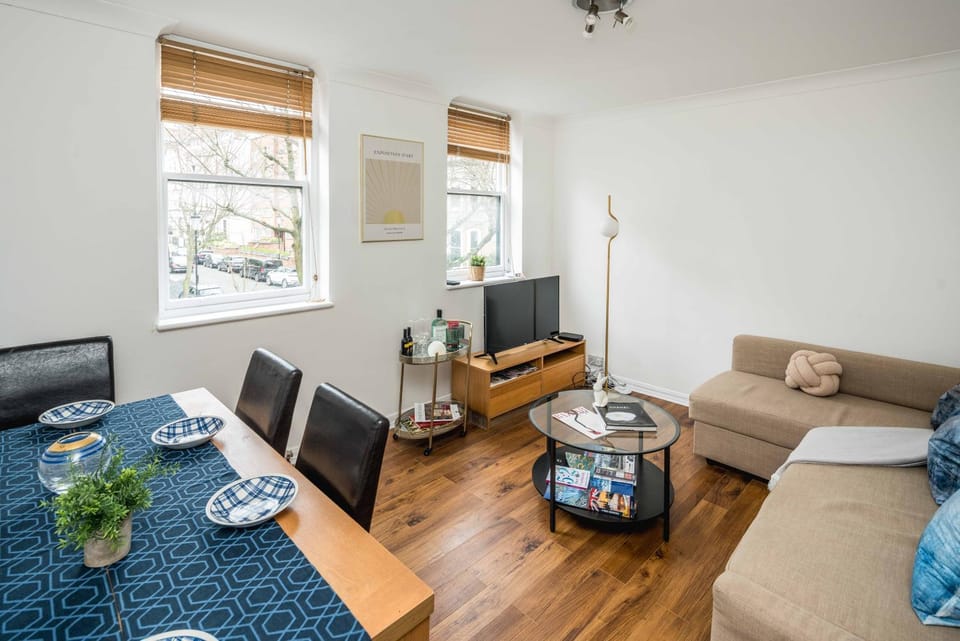 Beautiful 2-Bed, 2 Bathrooms Flat with AC in Zone 1, - Just Minutes Walk to High Street Kensington, Earls Court, Hyde Park Apartment in City of Westminster