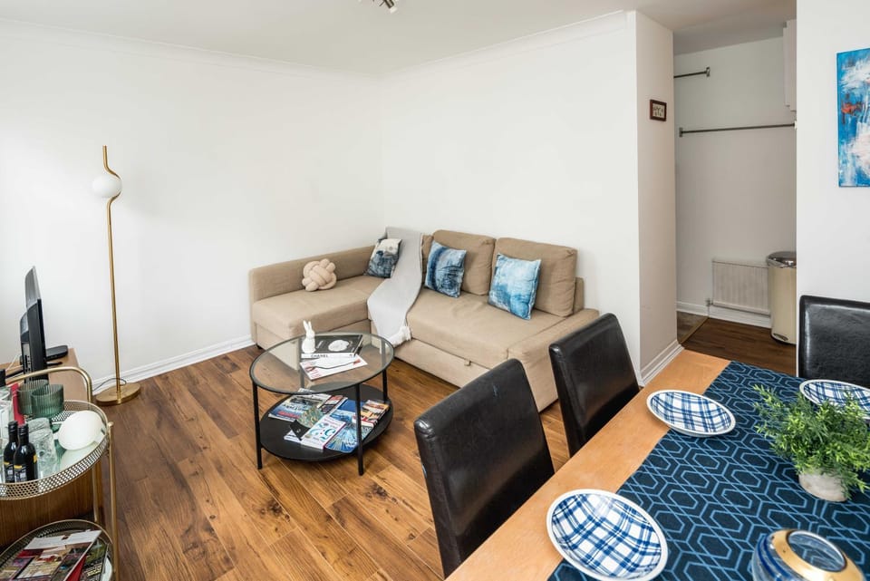 Beautiful 2-Bed, 2 Bathrooms Flat with AC in Zone 1, - Just Minutes Walk to High Street Kensington, Earls Court, Hyde Park Apartment in City of Westminster