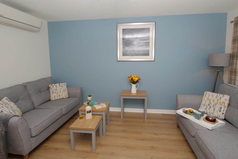 Living room, Seating area, internet