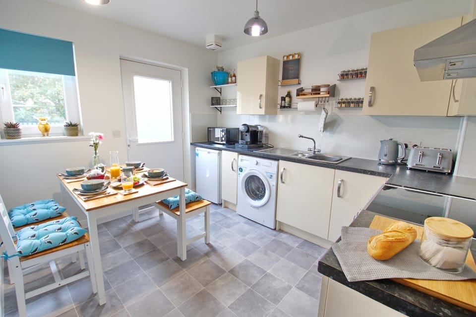 Coffee/tea facilities, Kitchen or kitchenette, Dining area, minibar, toaster, washing machine