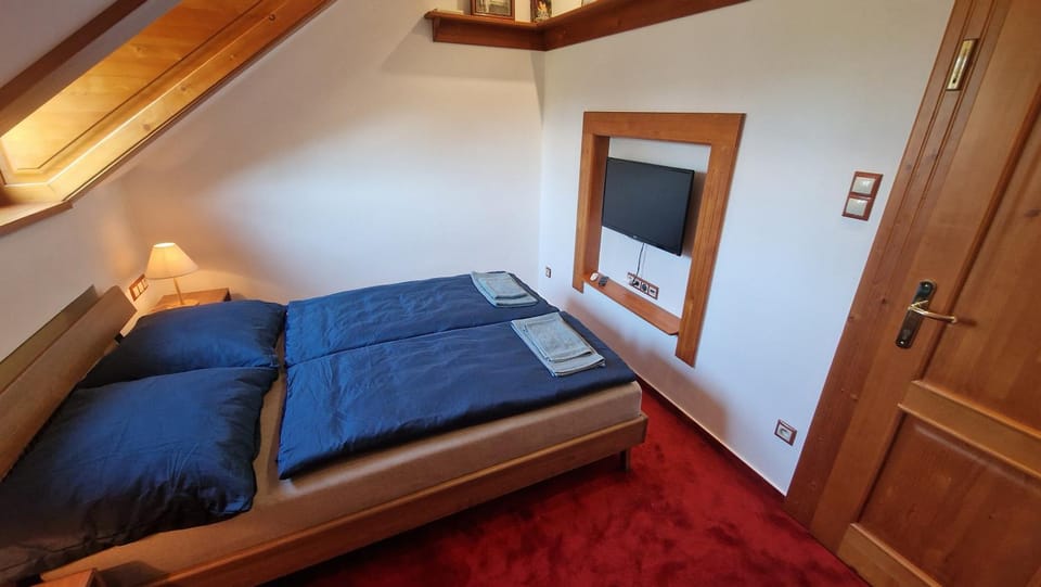 Bed, TV and multimedia, Bedroom