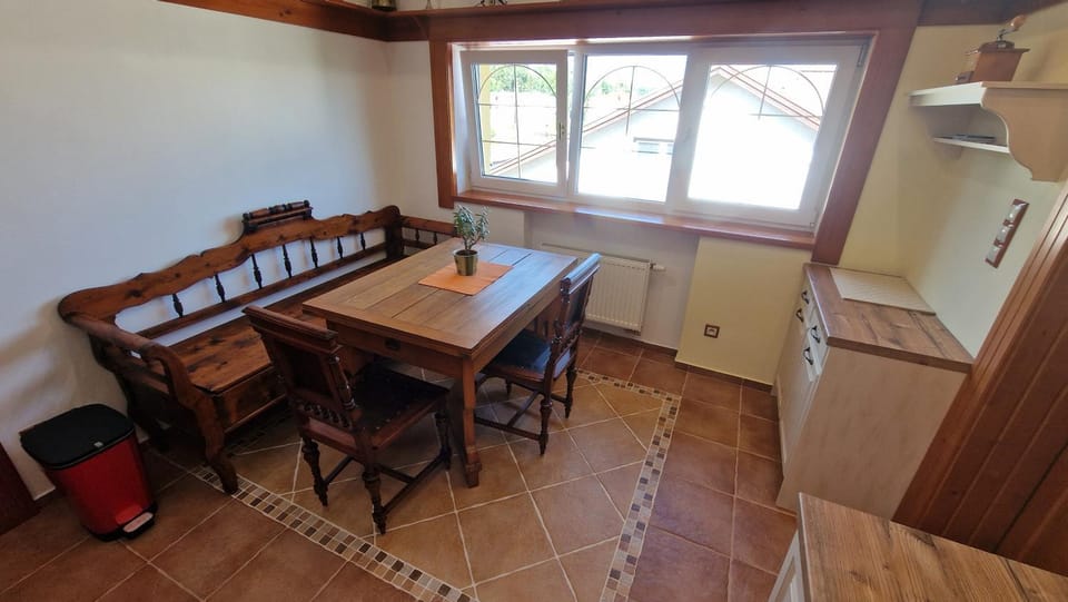 Kitchen or kitchenette, Dining area