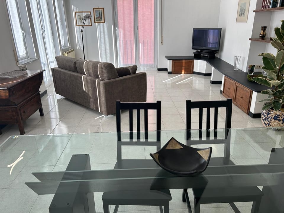 Communal lounge/ TV room, TV and multimedia, Living room, Seating area, Dining area