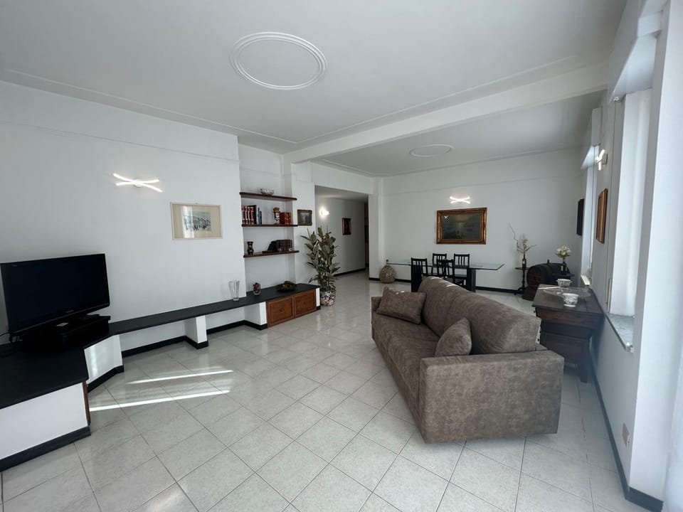 Communal lounge/ TV room, TV and multimedia, Living room