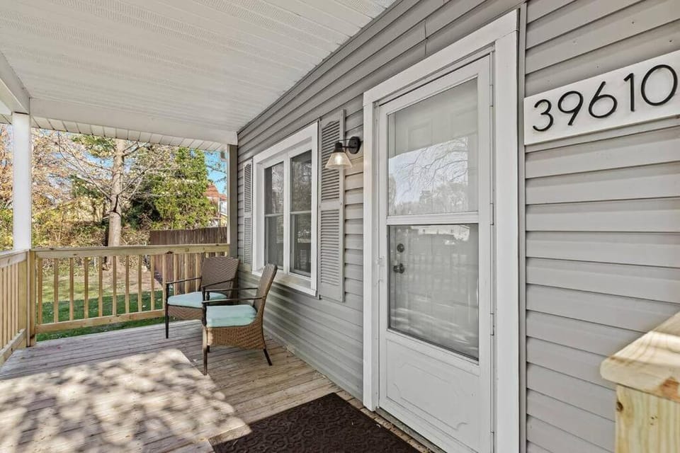New! Warm & Cozy 3BR w/ Hot Tub, Firepit & BBQ! Apartment in Mount Clemens