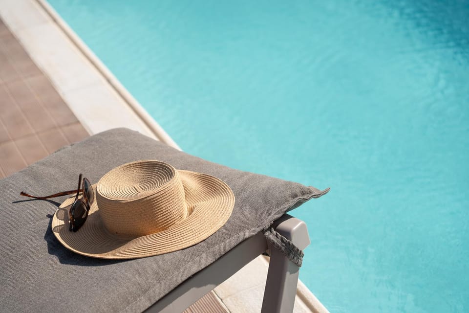 Swimming pool, sunbed