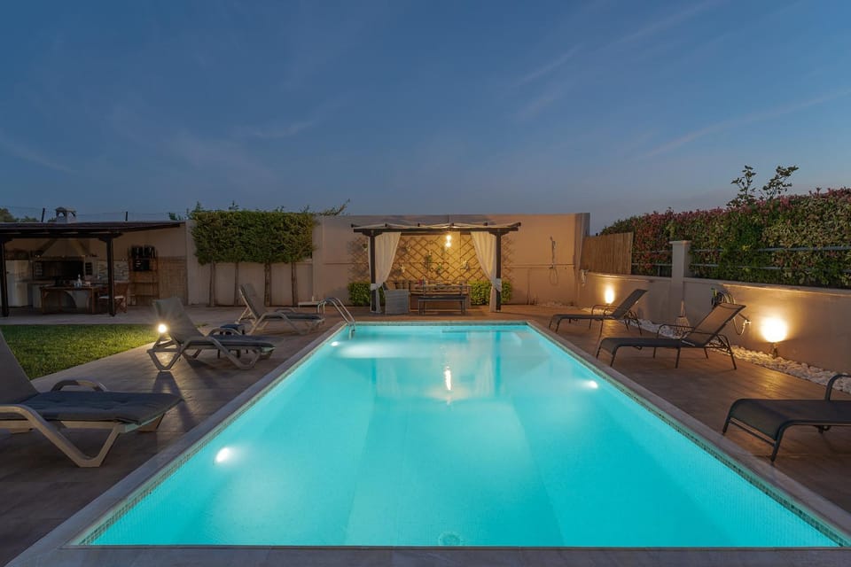 Swimming pool, sunbed