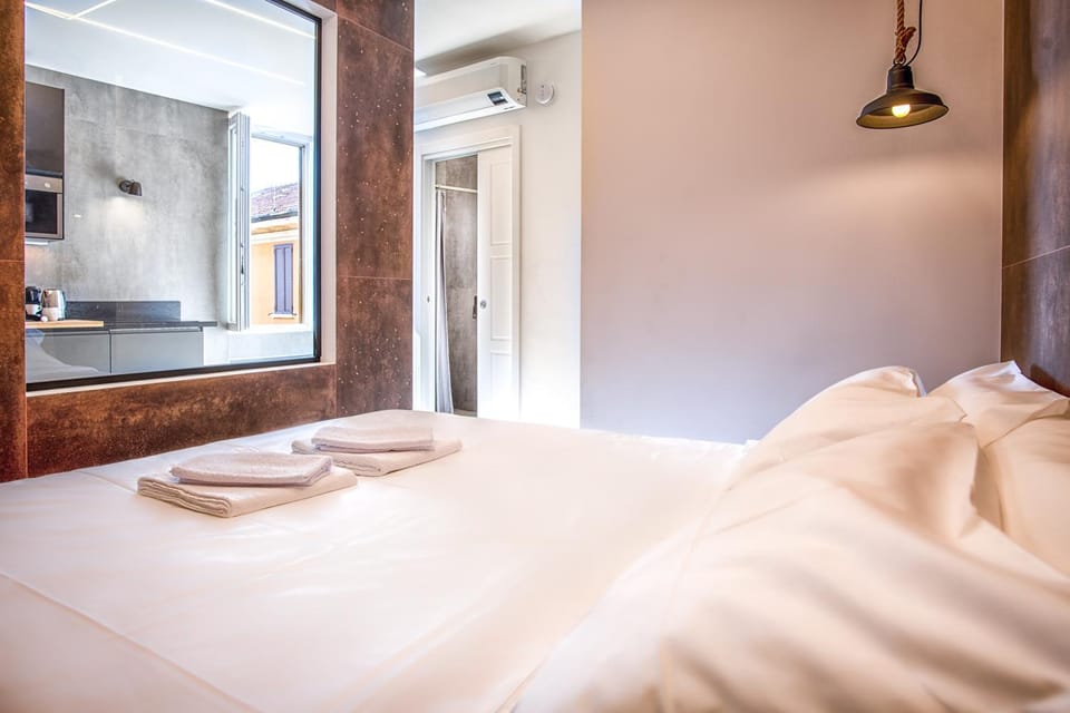 Bed, towels, air conditioner