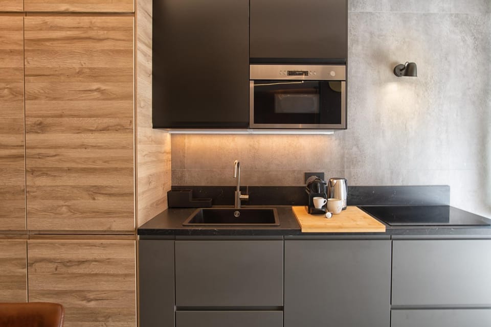 Coffee/tea facilities, Kitchen or kitchenette, stove