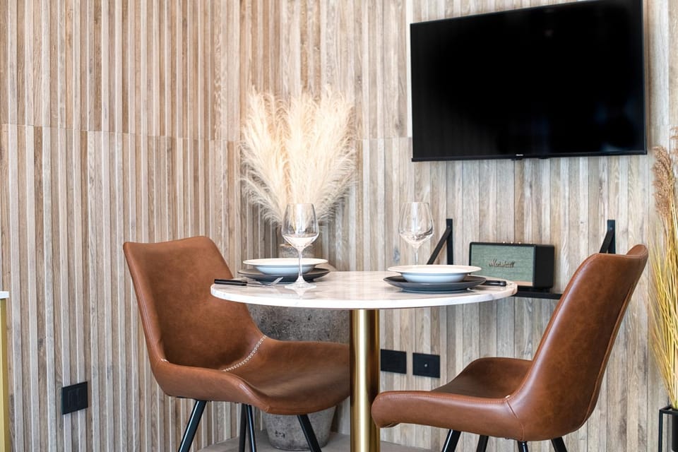 TV and multimedia, Seating area, Dining area