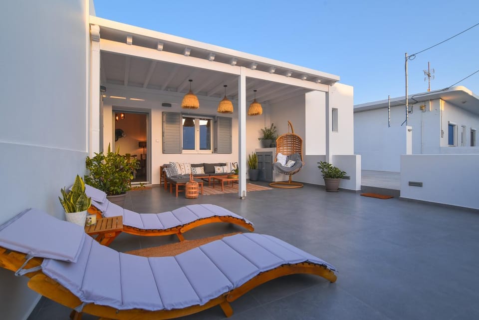 Property building, Patio, Facade/entrance, Balcony/Terrace, sunbed