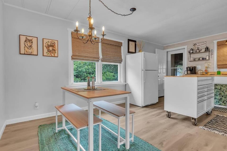 Kitchen or kitchenette, Dining area, minibar, pet friendly, stove