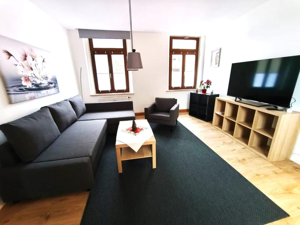 TV and multimedia, Living room, Seating area, Evening entertainment