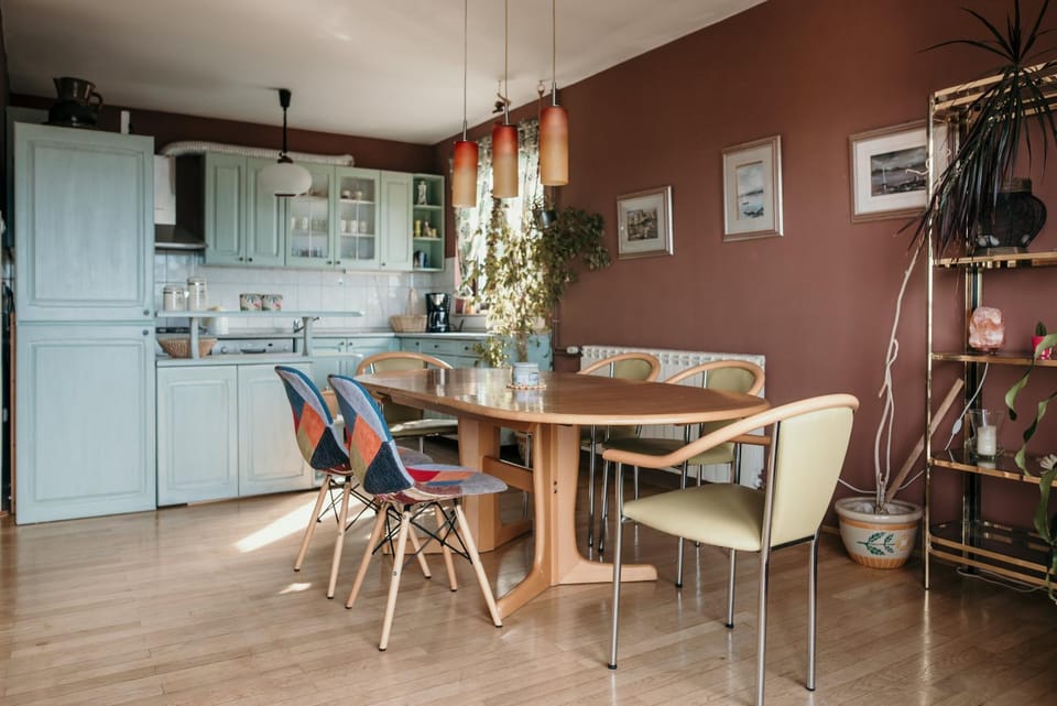 Kitchen or kitchenette, Dining area