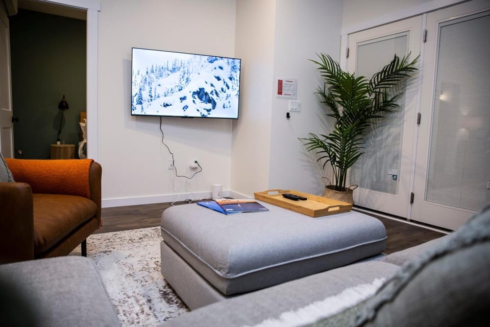 The Stellar Condo - Cozy 2 Bedroom with Hot Tub Apartment in Revelstoke