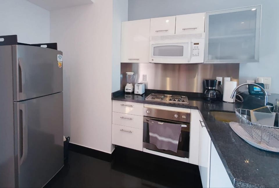 Coffee/tea facilities, Kitchen or kitchenette, minibar, oven