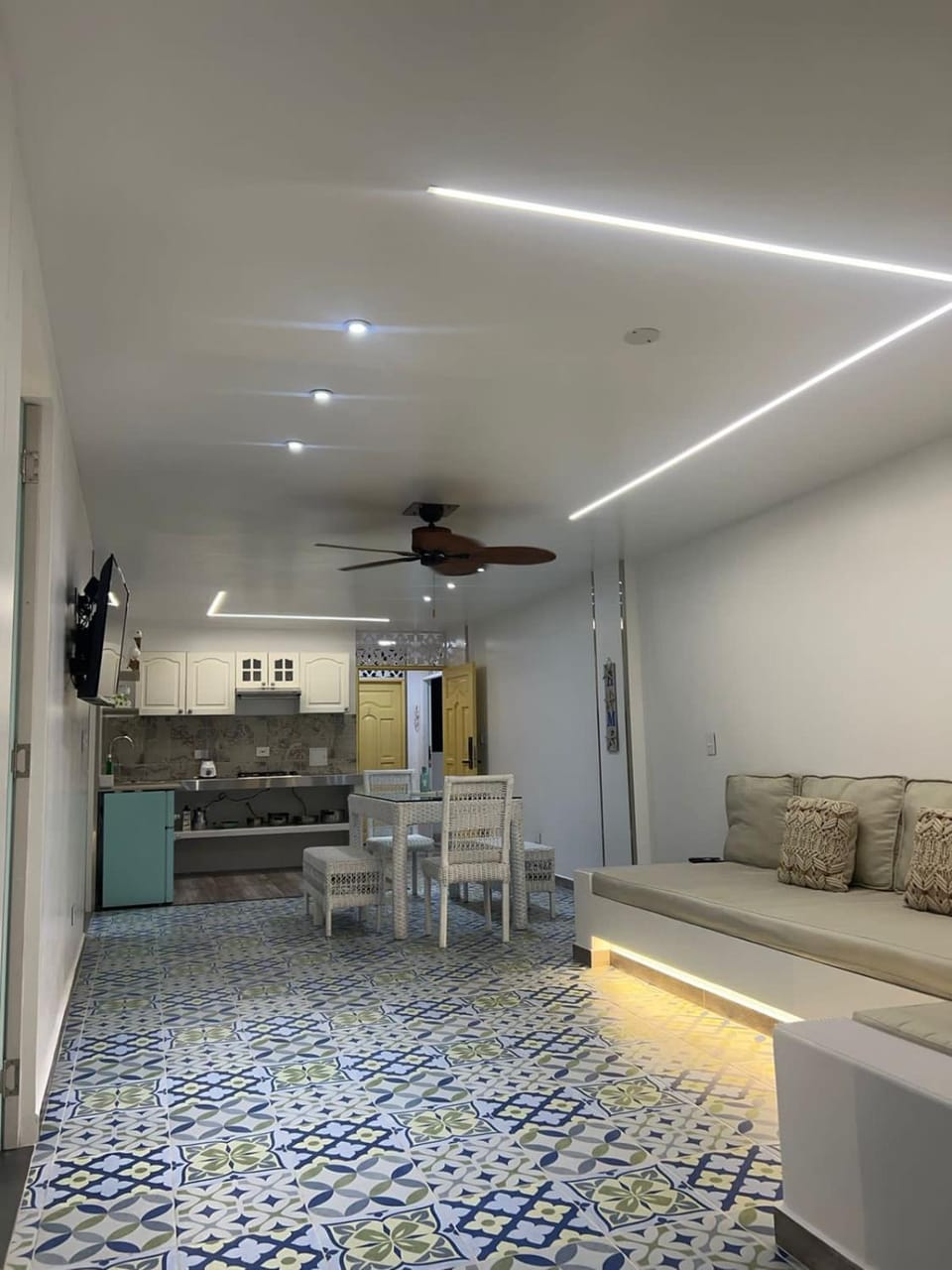 Kitchen or kitchenette, fireplace, stove