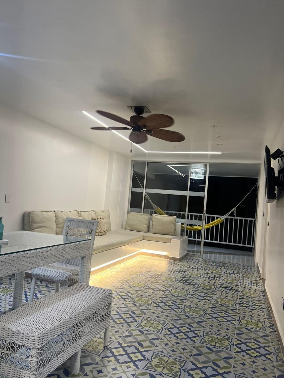 Dining area, fireplace