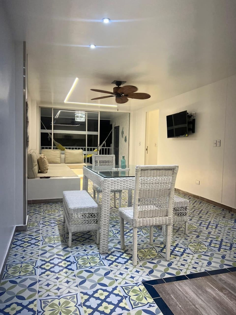 TV and multimedia, Kitchen or kitchenette, Living room, Dining area, fireplace