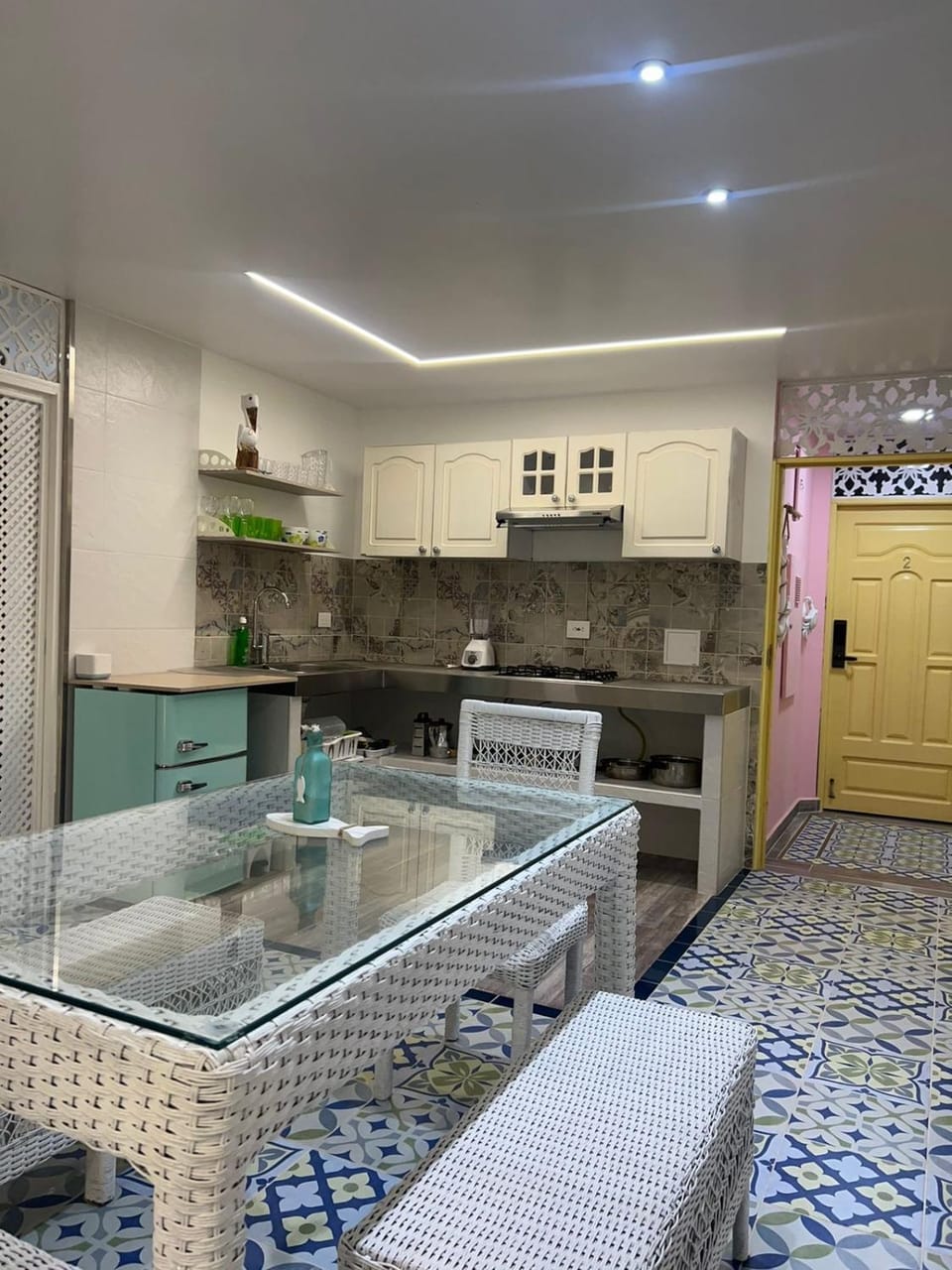 Kitchen or kitchenette, Dining area, stove