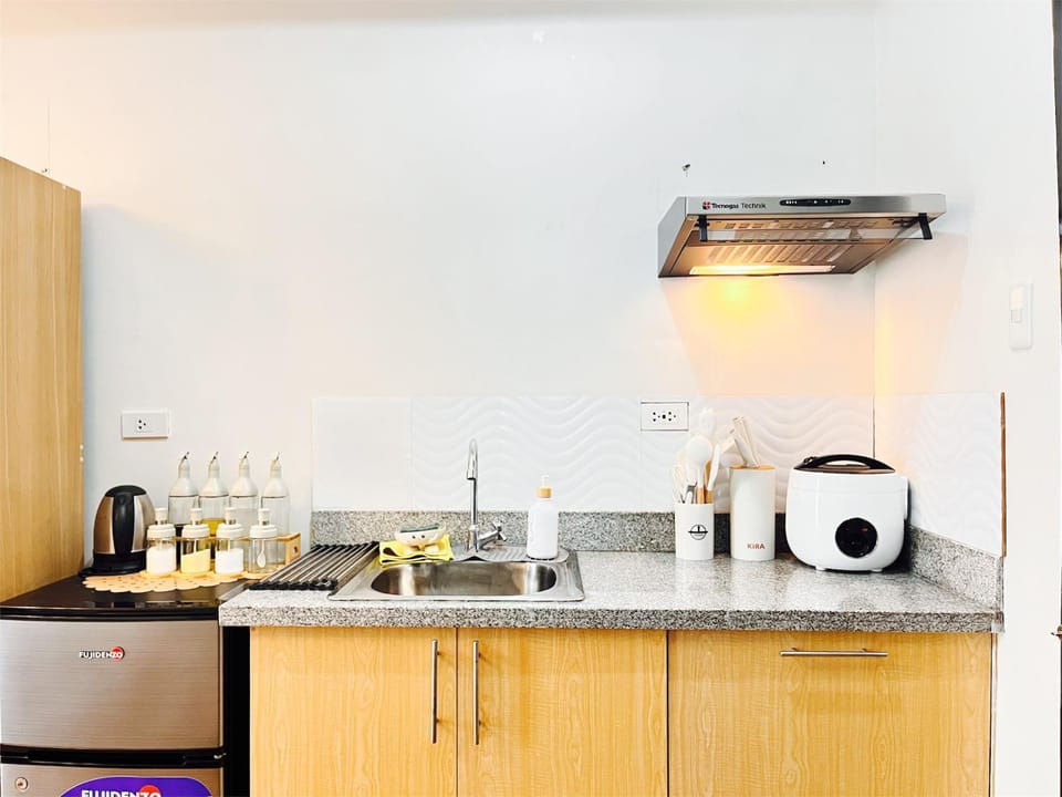 Kitchen or kitchenette, Dining area, stove