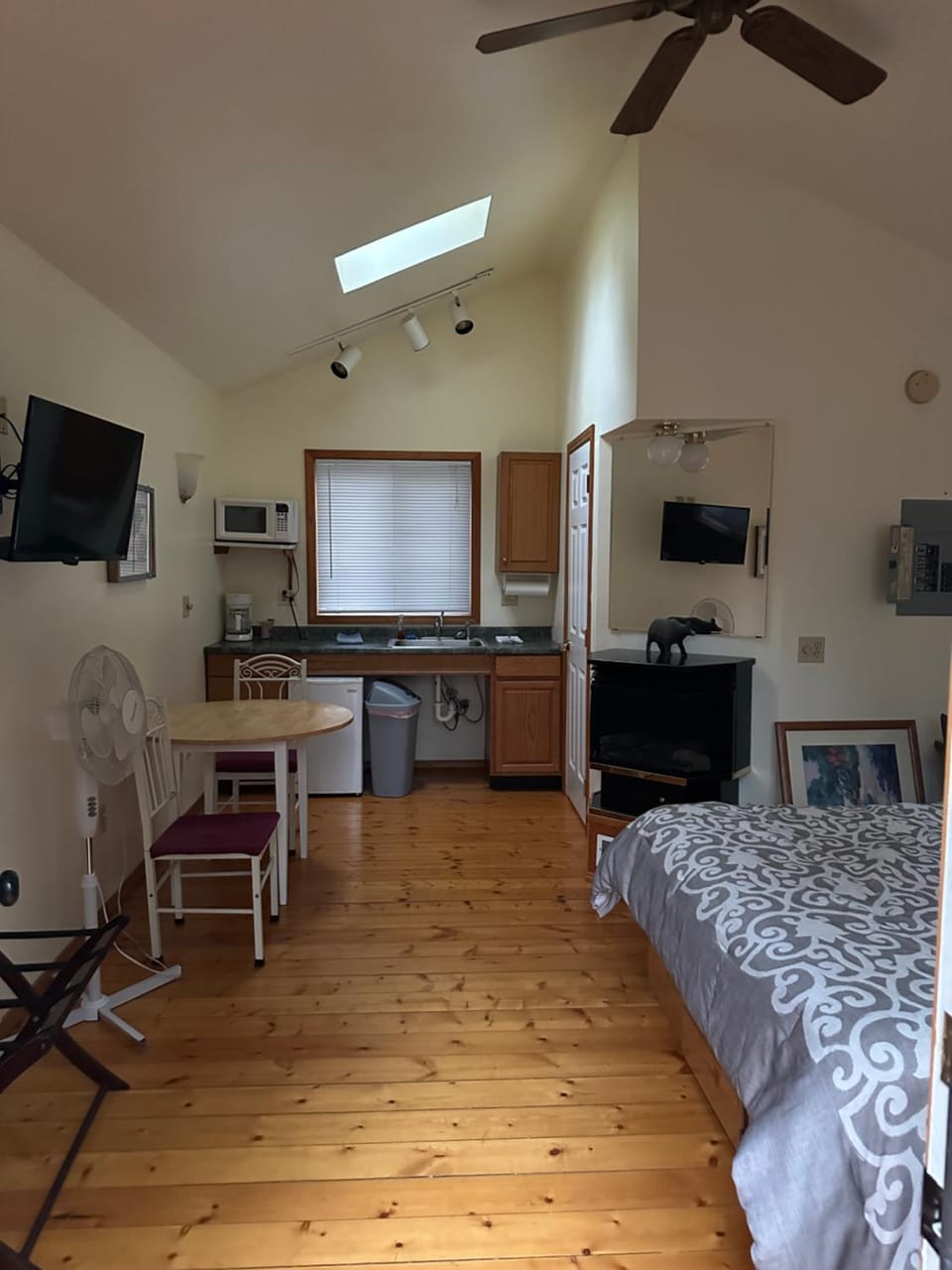 Bed, TV and multimedia, Photo of the whole room, Dining area