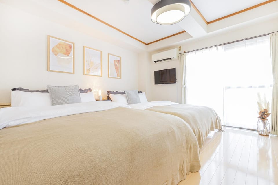 Bed, TV and multimedia, Bedroom
