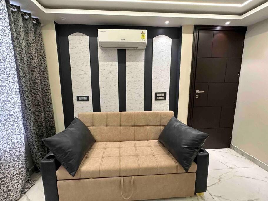 Himalayan Hideaway: 1 BHK Luxury Apartment Apartment in Rishikesh