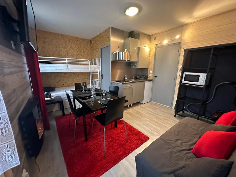 Kitchen or kitchenette, Dining area, microwave